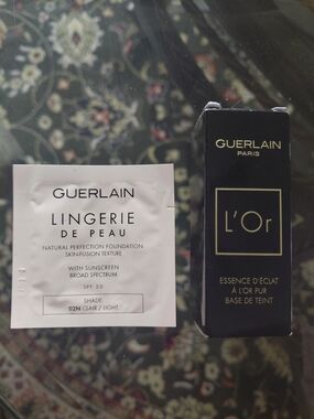 GUERLAIN Black and White L'Or Essence Box with Lingerie de Peau Sample